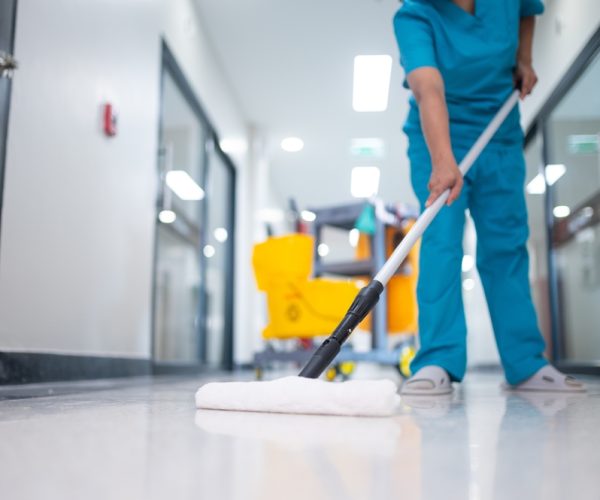 Cleaner,Using,Mops,,Cleaner,With,Mop,And,Uniform,Cleaning,Hall